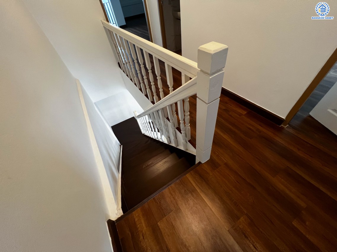 บ้านมือสองตกแต่งใหม่ ดีไซน์สวย โครงการ 101การ์เด้นวิลล์ ลาดพร้าว เนื้อที่ 18 ตร.ว. ฟังก์ชัน 3 ห้องนอน 2 ห้องน้ำ จอดรถได้ 1 คัน รองรับทุกกิจกรรม บนทำเลเชื่อมต่อหลายเส้นทาง อาทิ ถนนประเสริฐมนูกิจ, ถนนนวมินทร์ และถนนลาดพร้าว ใกล้จุดขึ้นทางด่วน "รามอินทรา"